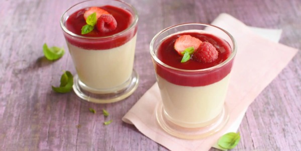 Panna Cotta con Sirope de Orgeat (almendra) y Coulis de Frutas: Un Postre Elegante y Refrescante