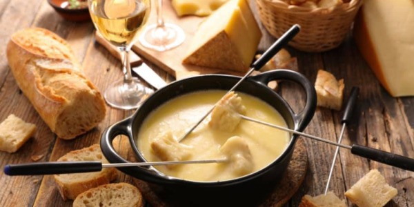 Descobreix la Fondue de Formatge: Tradicions Suïsses i Franceses