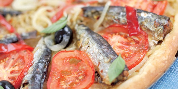 Tarta de tomate, cebolla y sardinas con 2 pimientos