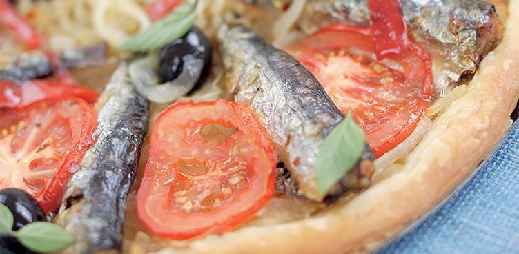 Tarta de tomate, cebolla y sardinas con 2 pimientos